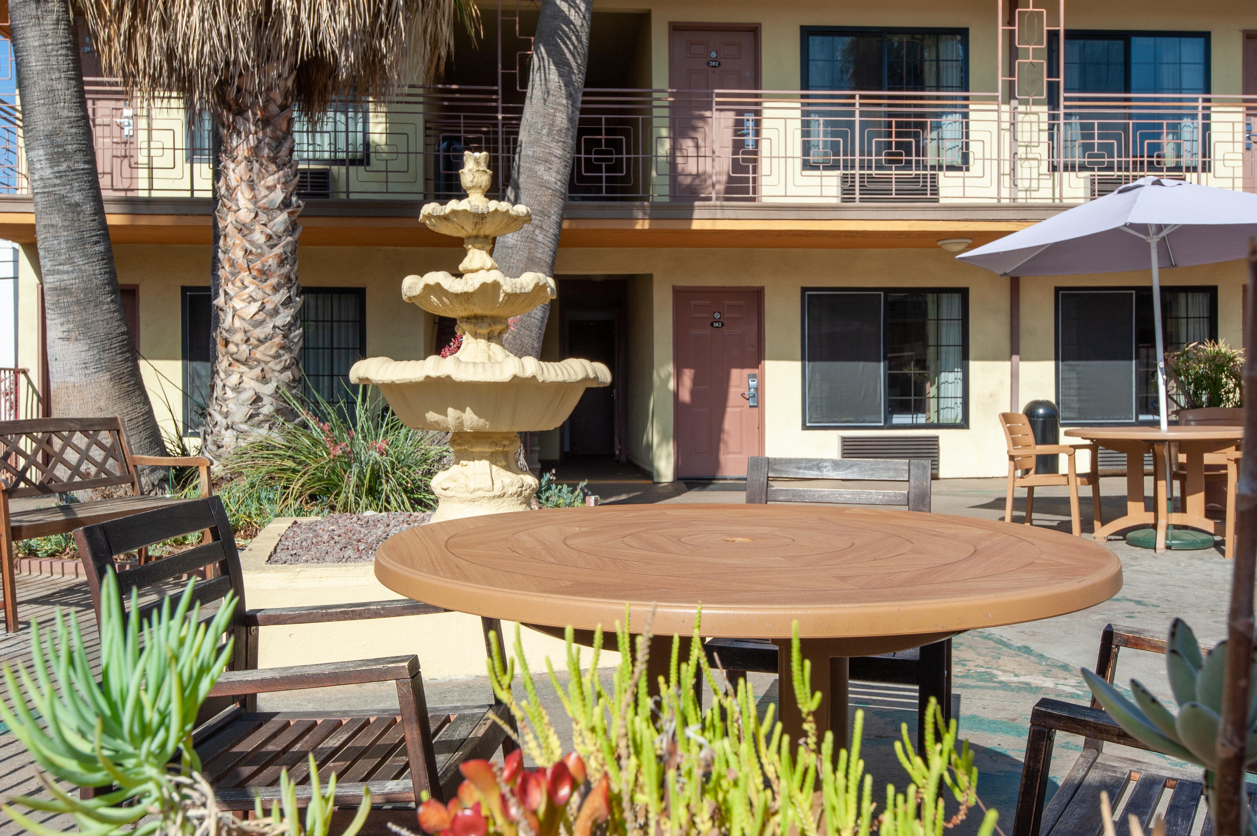 Studio City Court Yard Hotel Buitenkant foto