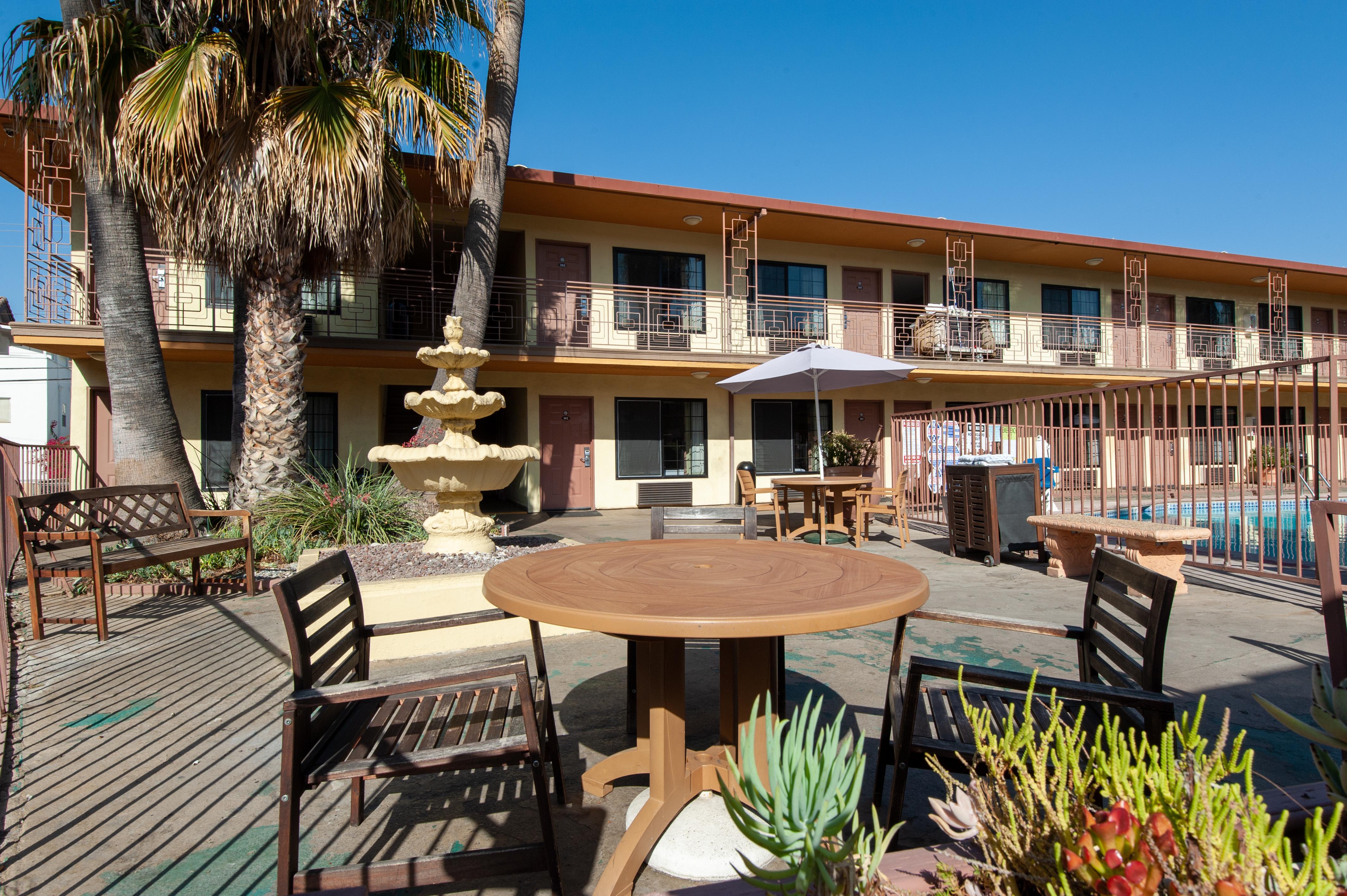 Studio City Court Yard Hotel Buitenkant foto