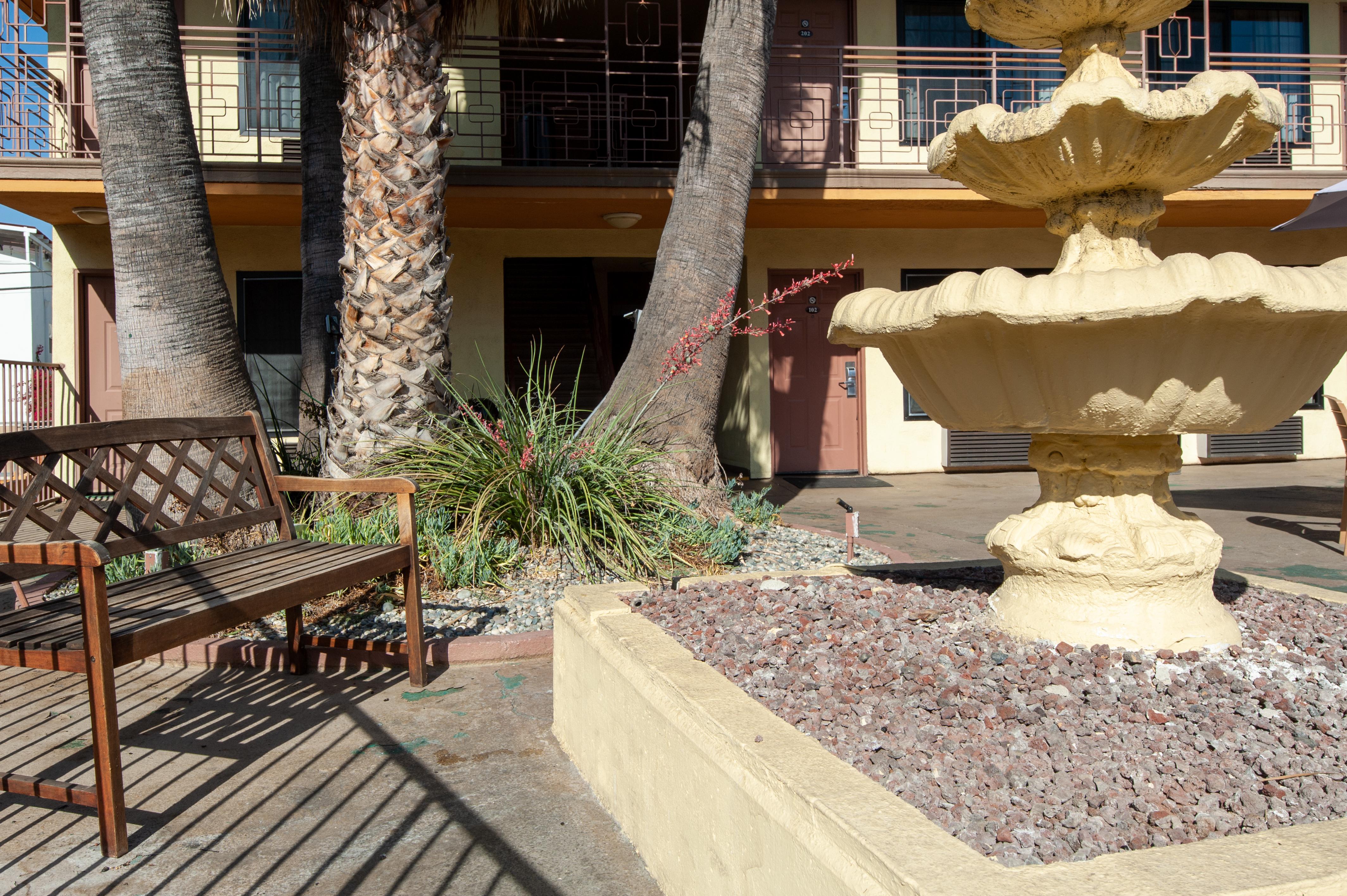 Studio City Court Yard Hotel Buitenkant foto