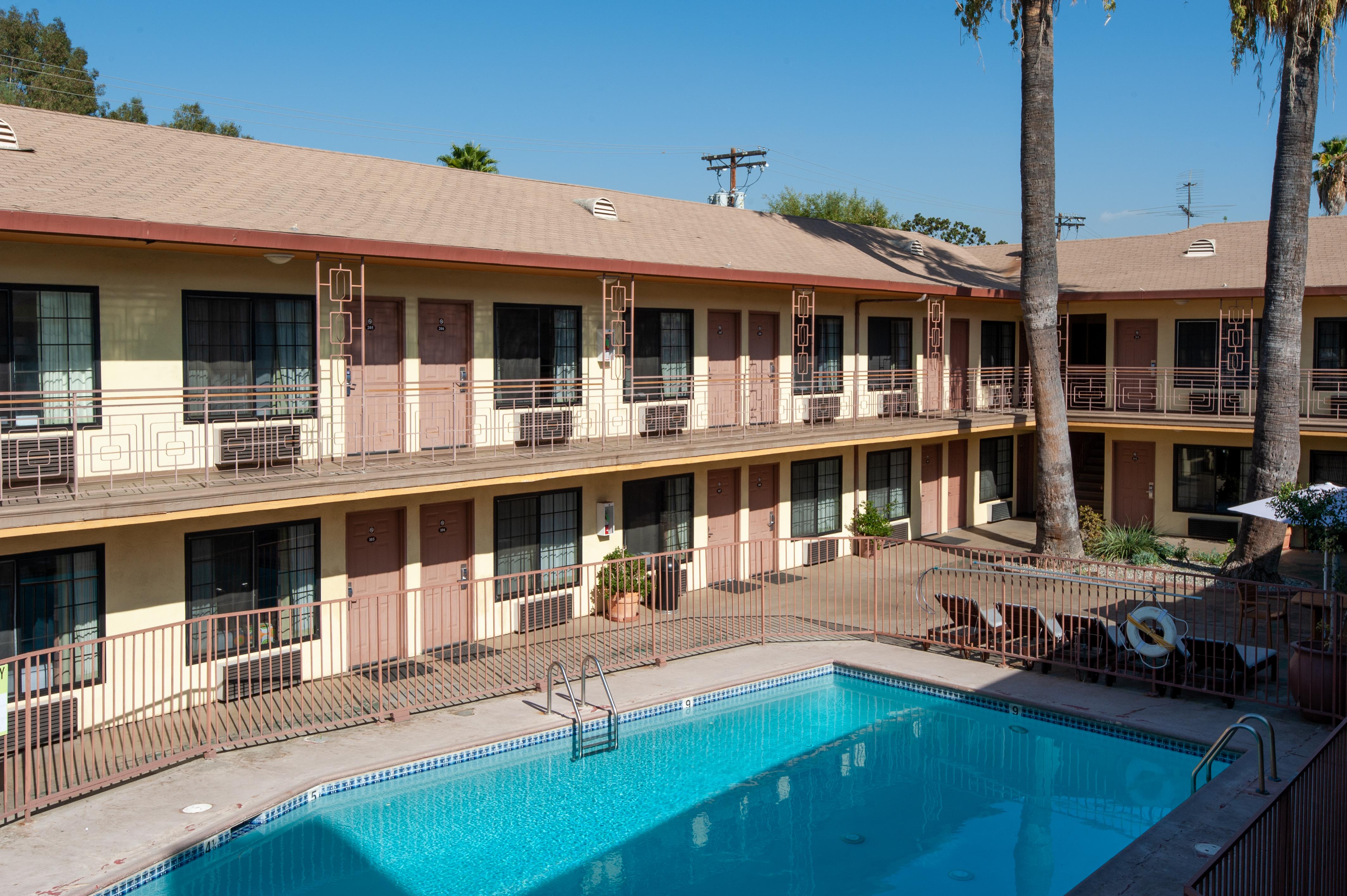 Studio City Court Yard Hotel Buitenkant foto