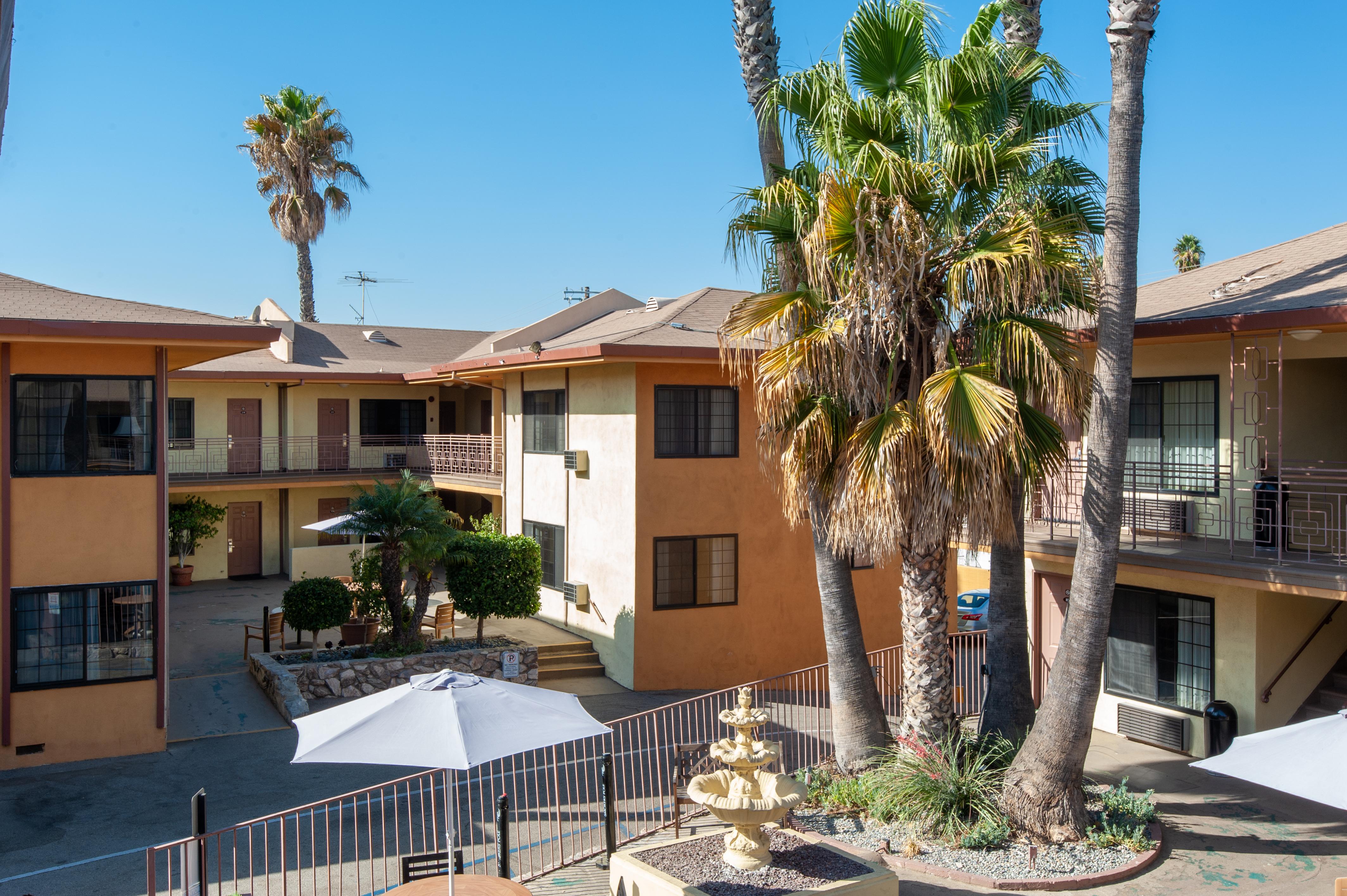 Studio City Court Yard Hotel Buitenkant foto