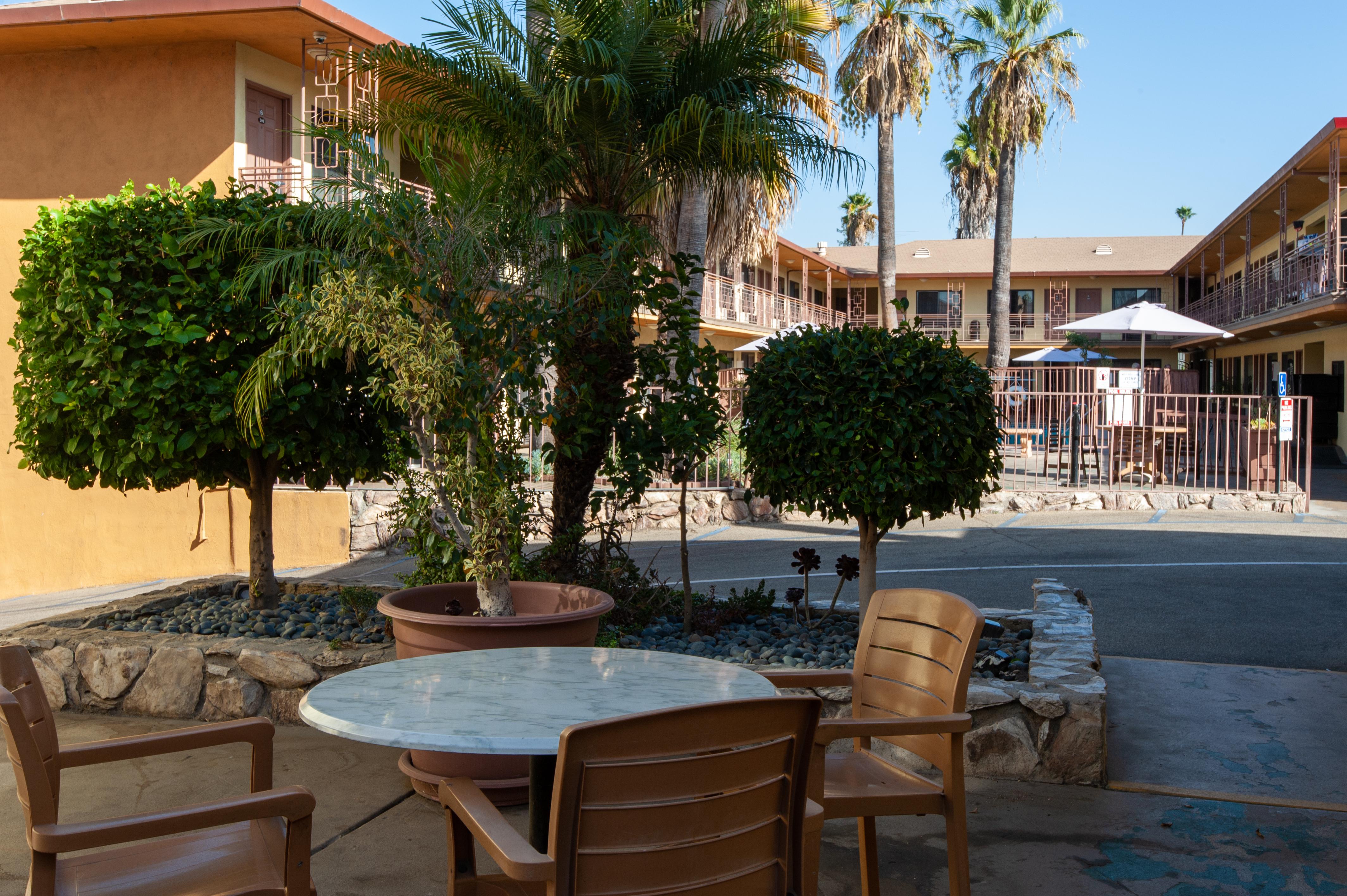 Studio City Court Yard Hotel Buitenkant foto
