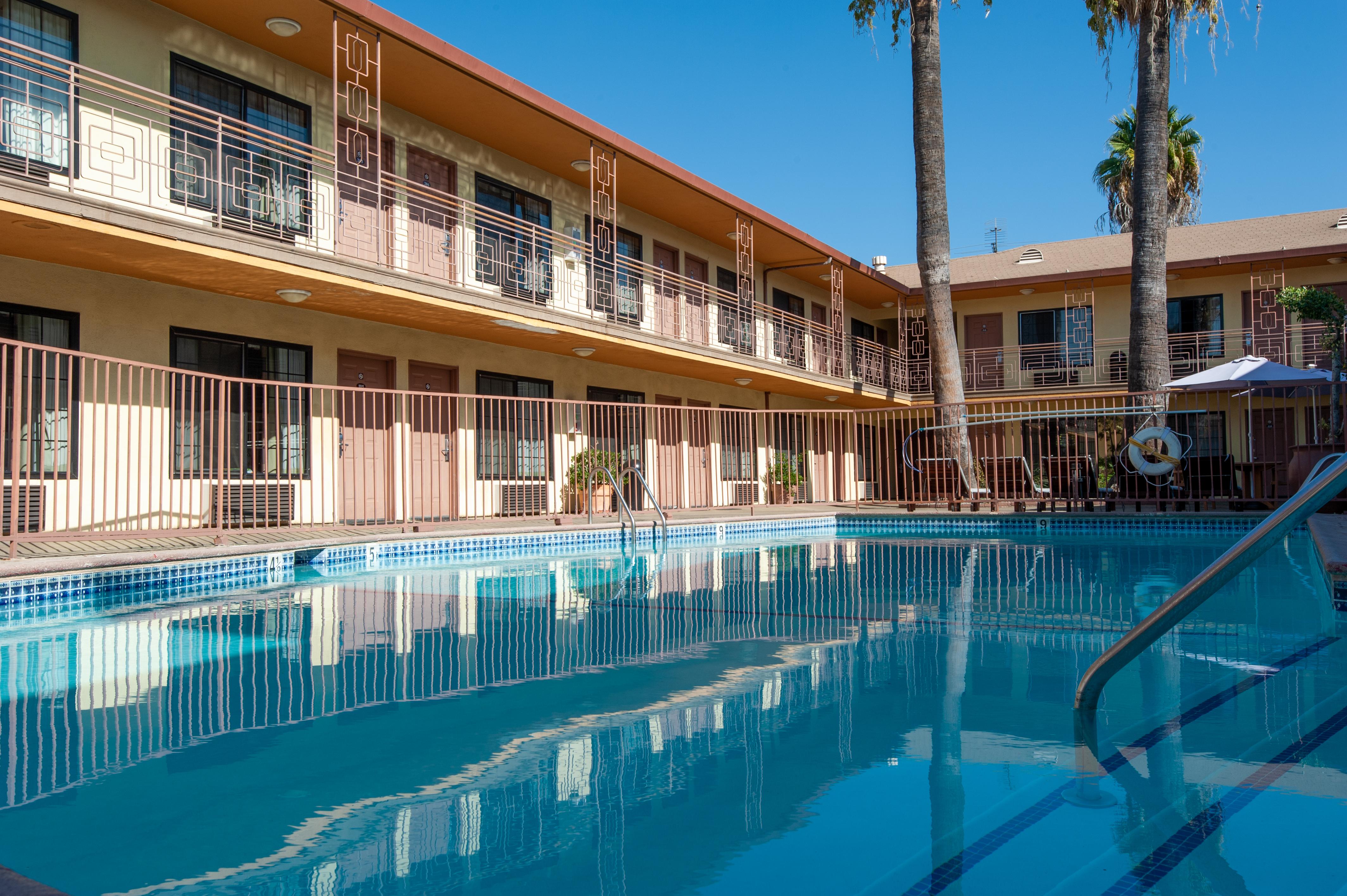 Studio City Court Yard Hotel Buitenkant foto