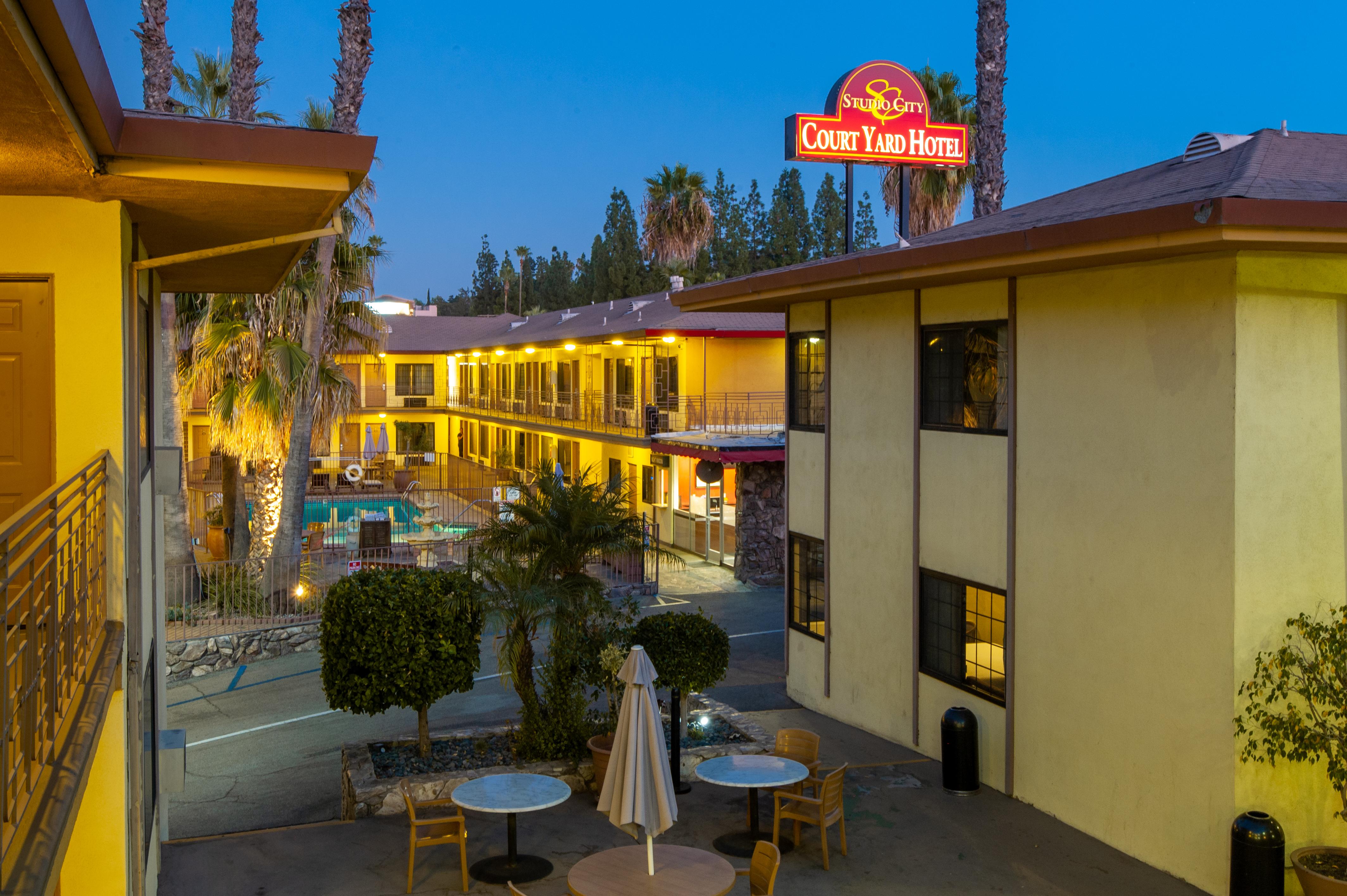 Studio City Court Yard Hotel Buitenkant foto