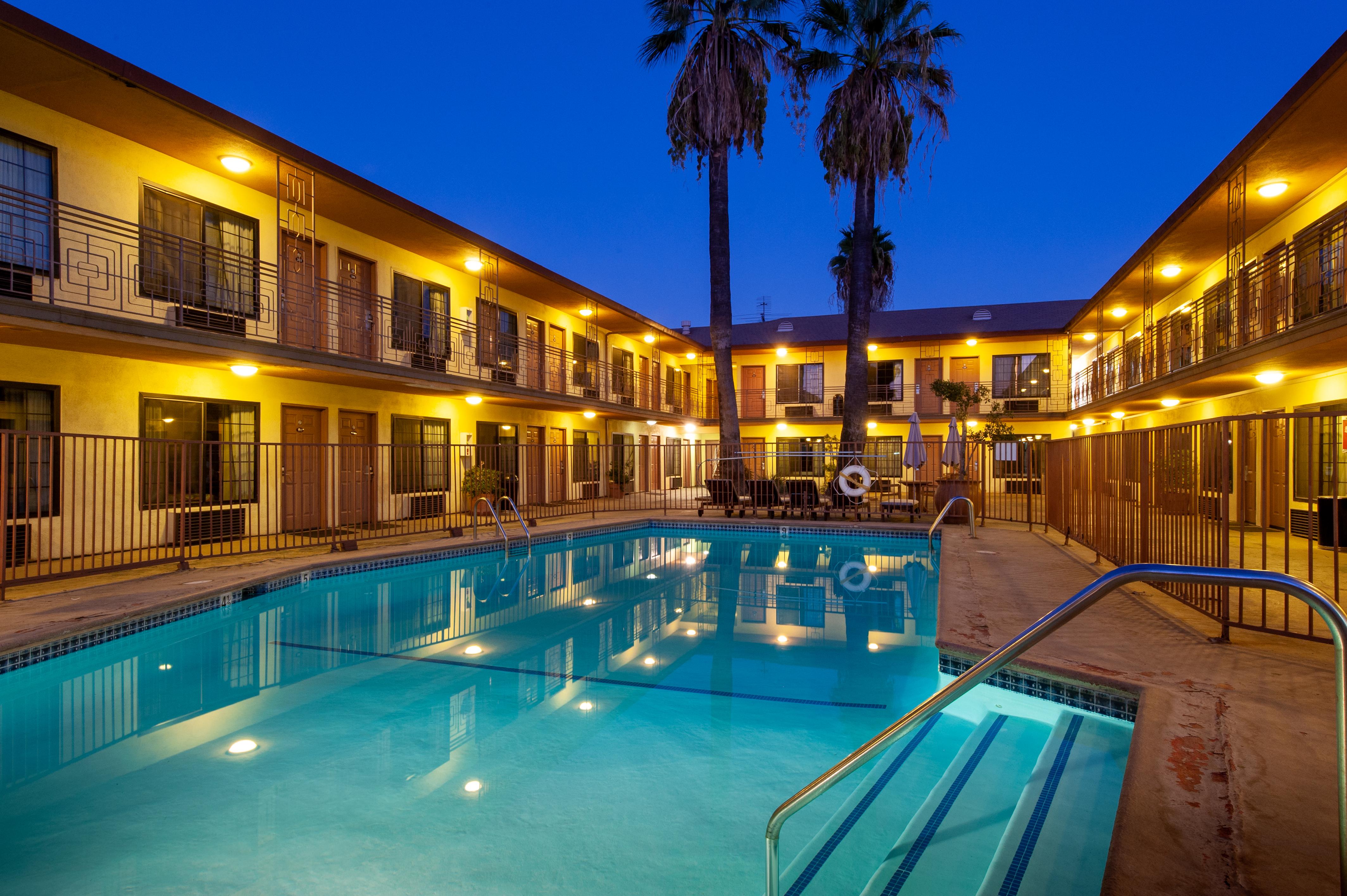 Studio City Court Yard Hotel Buitenkant foto